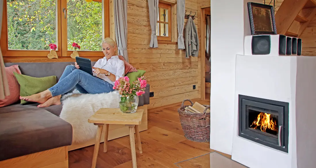 Das Alm-Chalet Chiemsee Gemütliche Liege im Wohnraum
