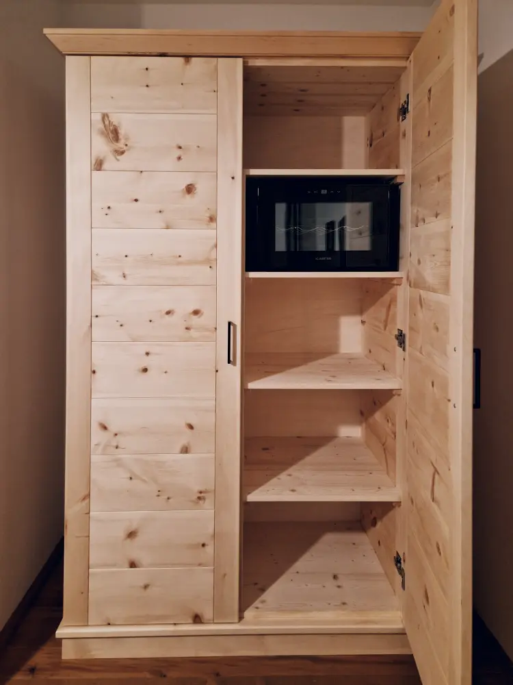 Zirbenholz Schrank mit kleinem Einbau-Kühlschrank